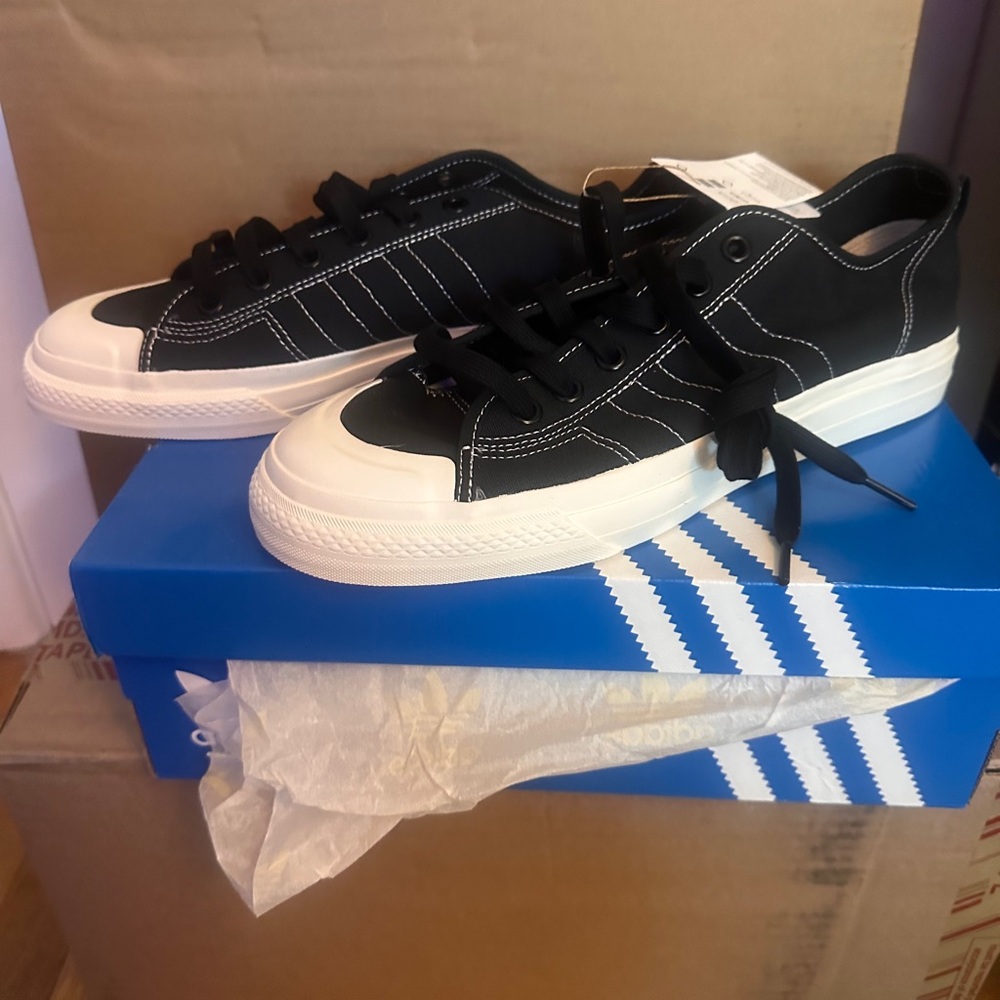 Men’s Adidas Black and White ShoesSneakers Classic Design size 11 NEW W TAGS